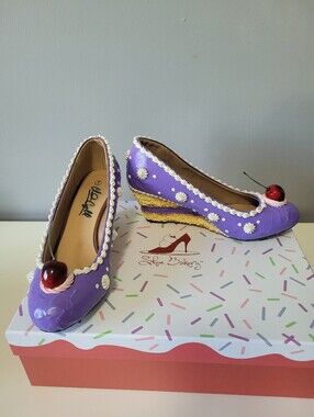 Shoe Bakery Purple Cake Wedges, Size 7
